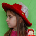 Карнавальная шляпа красная с пером
